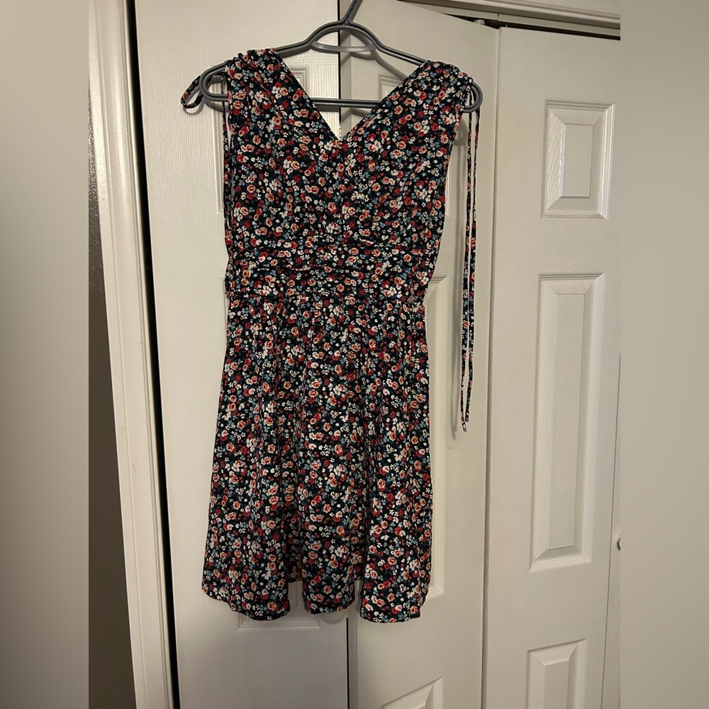 💥 SHEIN Black Floral V-Neck Dress
